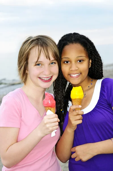 Lányok fagylalt — Stock Fotó