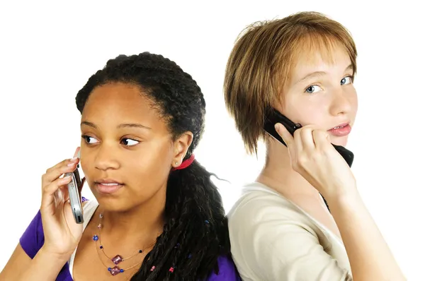 Geïsoleerde Portret Van Twee Tienermeisjes Met Mobiele Telefoons — Stockfoto