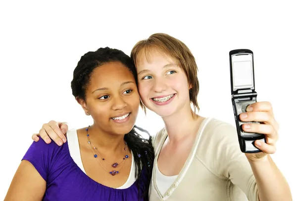Tonårstjejer med kamera telefonerna — Stockfoto