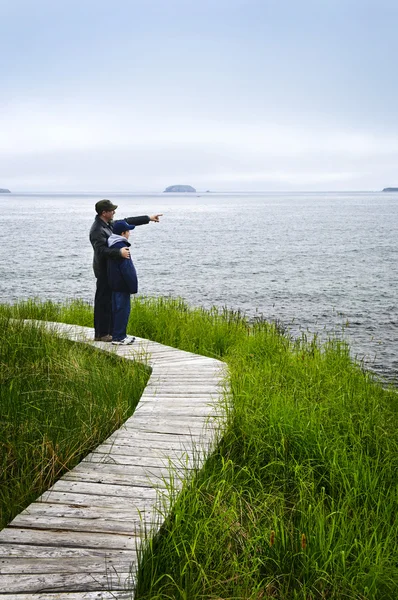 Padre e hijo en la costa atlántica de Terranova — Foto de Stock