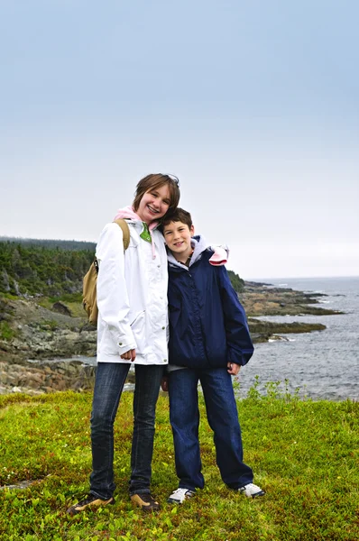 Niños Sonriendo Ante Vista Costera Costa Rocosa Del Atlántico Terranova —  Fotos de Stock