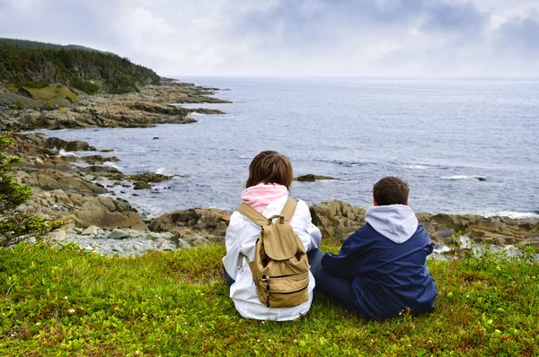 Kinder sitzen an der Atlantikküste in Neufundland — Stockfoto