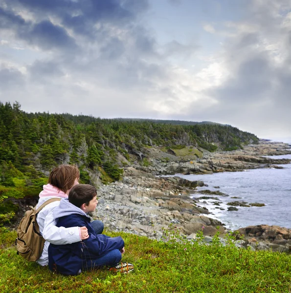 Kinder Betrachten Küstenblick Auf Felsige Atlantikküste Neufundland Kanada — Stockfoto