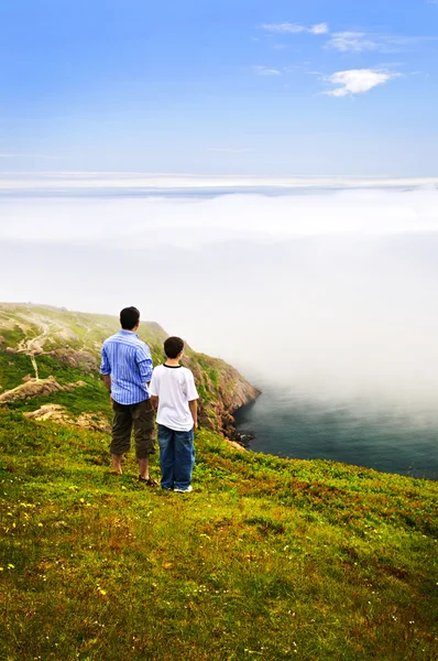 Vader en zoon aan Oceaan kust — Stockfoto
