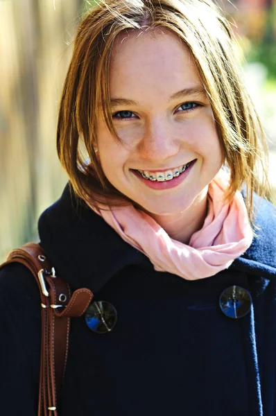 Ευτυχισμένος κορίτσι έφηβη σε παλτό — Φωτογραφία Αρχείου