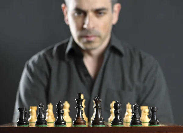 Homem no tabuleiro de xadrez — Fotografia de Stock