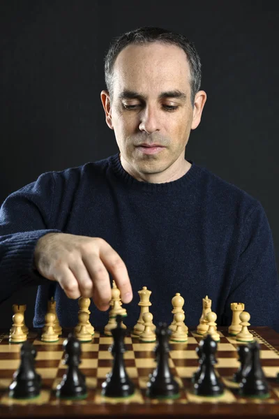 Человек Двигающий Шахматную Фигуру Деревянной Шахматной Доске — стоковое фото