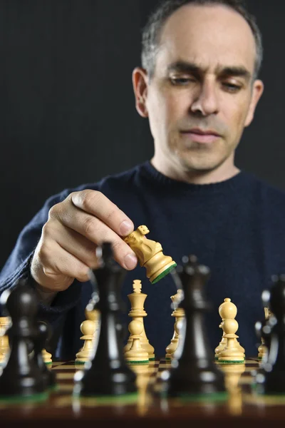 Hombre jugando ajedrez — Foto de Stock