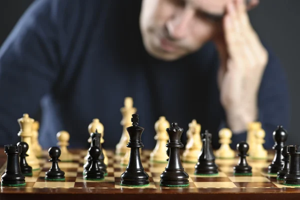 Schachbrett Mit Mann Der Über Schachstrategie Nachdenkt — Stockfoto