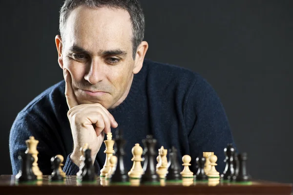 Hombre en tablero de ajedrez — Foto de Stock