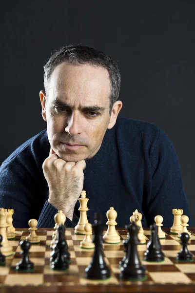 Человек за шахматной доской — стоковое фото