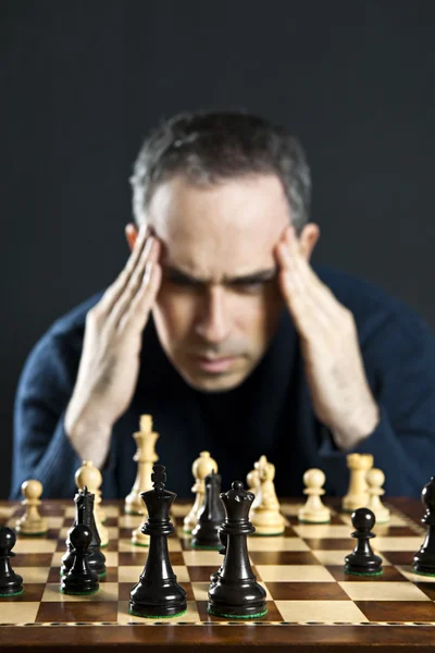 Schachbrett Mit Mann Der Über Schachstrategie Nachdenkt — Stockfoto