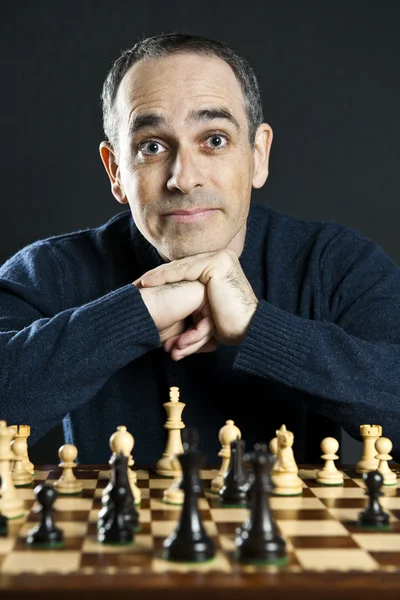 Chessboard Med Man Tänker Schackstrategi — Stockfoto