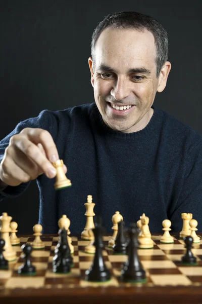 Człowiek gra w szachy — Zdjęcie stockowe
