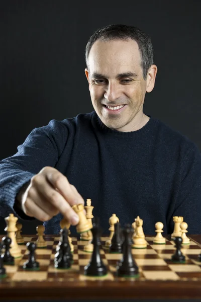 Homem Movendo Uma Peça Xadrez Para Ganhar Jogo — Fotografia de Stock