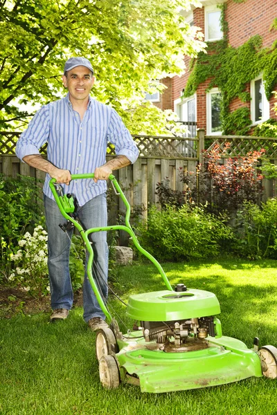 Homem cortando gramado — Fotografia de Stock
