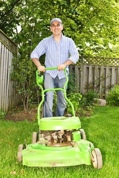 Man Met Grasmaaier Aangelegde Achtertuin — Stockfoto