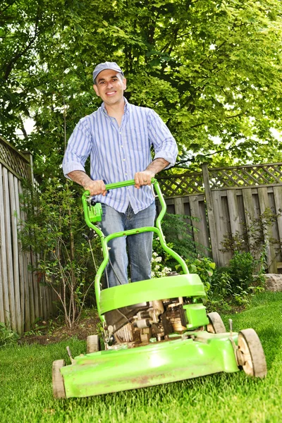 Muž sečení trávníku — Stock fotografie