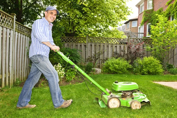 Man klipper gräsmattan — Stockfoto