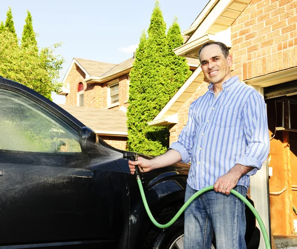 Mann Wäscht Sein Auto Auf Der Auffahrt — Stockfoto