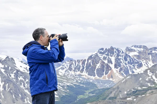 Male Photographer Taking Pictures Canadian Rocky Mountains Jasper National Park — Stock Photo, Image