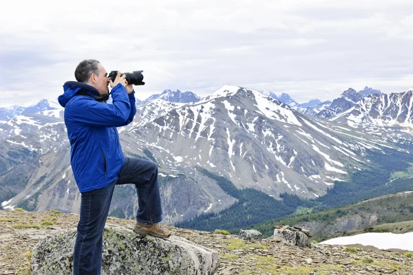 Fotógrafo nas montanhas — Fotografia de Stock