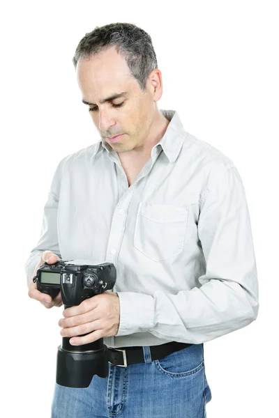 Fotograf Przeglądając Zdjęcia Dslr Kamery Białym Tle — Zdjęcie stockowe