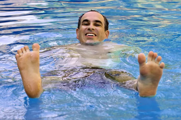 Mężczyzna Pływanie w basenie — Zdjęcie stockowe