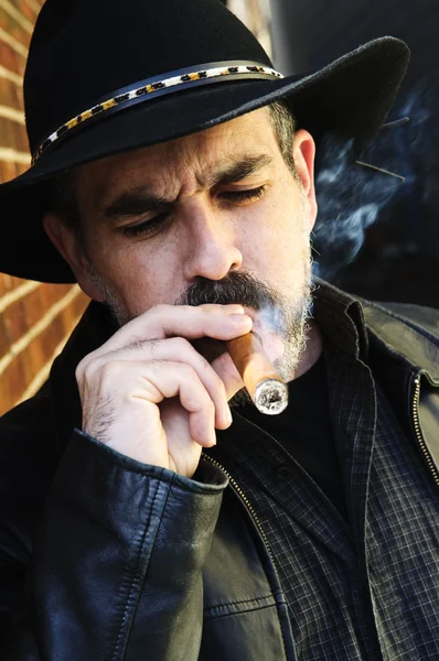 Γενειοφόρος άνδρας κάπνισμα πούρων — Φωτογραφία Αρχείου