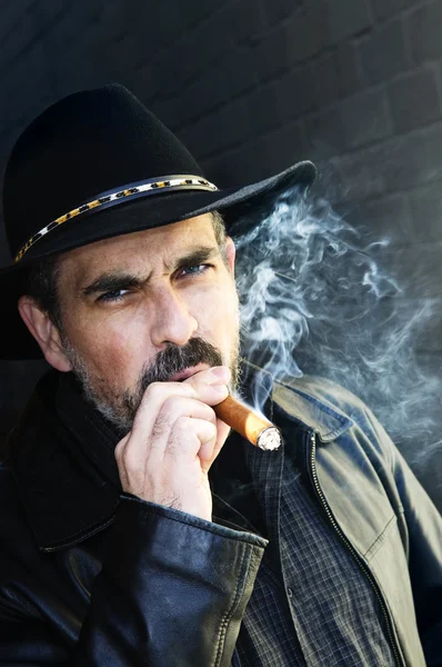 Бородатый мужчина курит сигару — стоковое фото