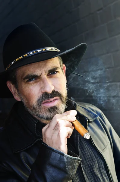 Homem barbudo fumar charuto — Fotografia de Stock