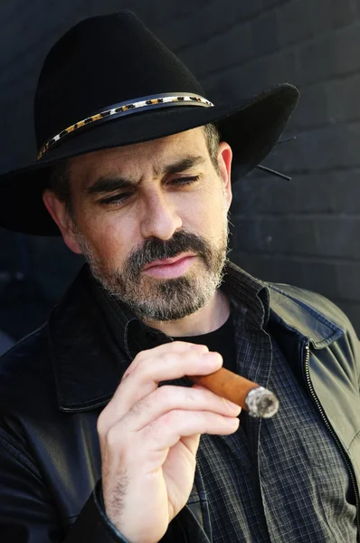 Mann Mit Bart Und Cowboyhut Raucht Zigarre — Stockfoto