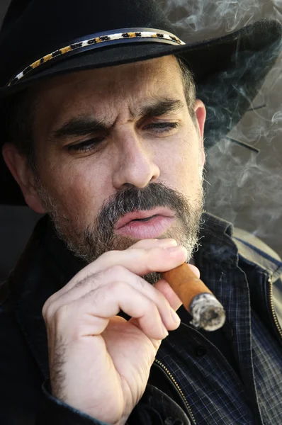 Чоловік Бородою Ковбойському Капелюсі Палить Сигару — стокове фото
