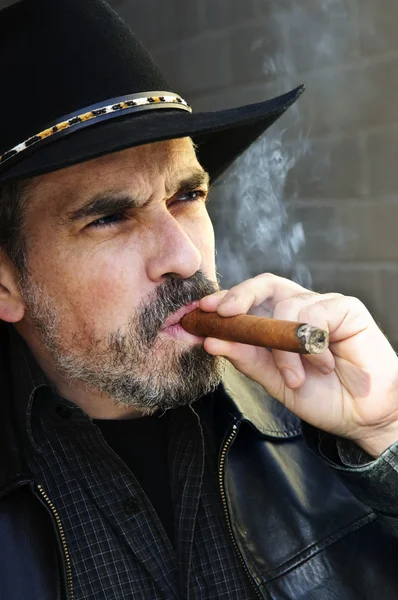 Férfi Szakállal Cowboy Kalap Dohányzás Szivar — Stock Fotó