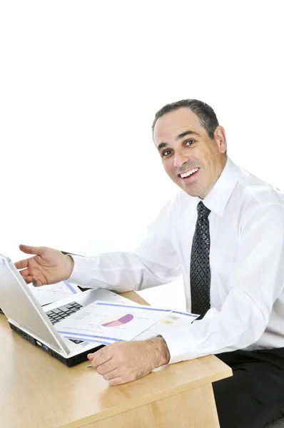 白い背景上に分離されて彼の机に座って幸せの笑みを浮かべて実業家 — ストック写真
