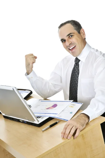 Szczęśliwy Uśmiechający Się Biznesmen Siedzi Przy Biurku Białym Tle — Zdjęcie stockowe