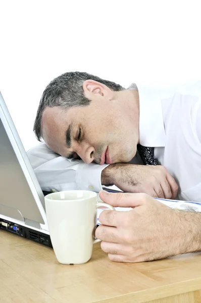 Бизнесмен спит за своим столом на белом фоне — стоковое фото