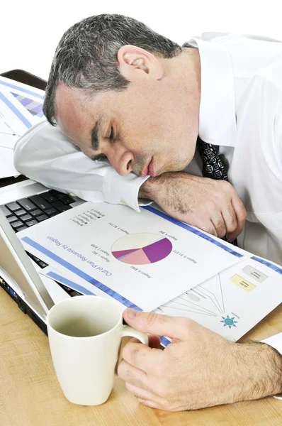 Geschäftsmann schläft an seinem Schreibtisch auf weißem Hintergrund — Stockfoto