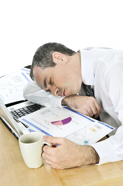 累了睡在白色背景上孤立他办公桌的商人 — 图库照片