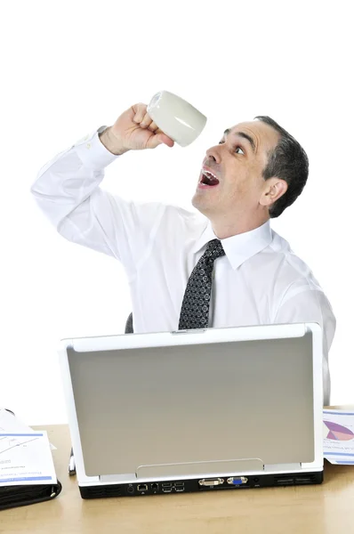 Överarbetad affärsman vid sitt skrivbord på vit bakgrund — Stockfoto