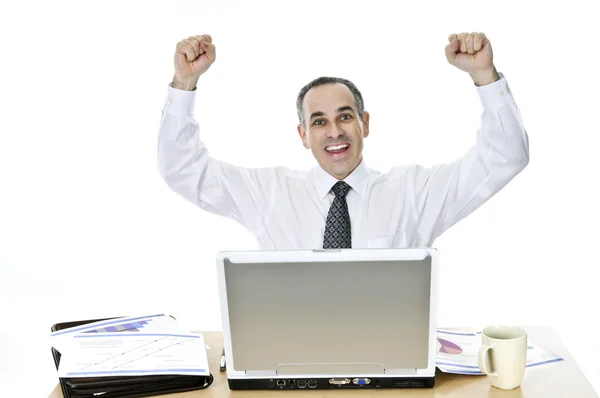 Щасливий Бізнесмен Піднімає Руки Сидячи Своїм Столом Ізольовані Білому Тлі — стокове фото