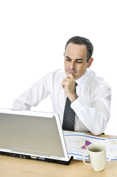 Nachdenkliche Geschäftsmann Sitzt Seinem Schreibtisch Isoliert Auf Weißem Hintergrund — Stockfoto