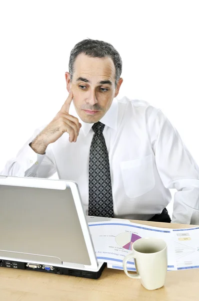 Biznesmen w swoim biurku na białym tle — Zdjęcie stockowe