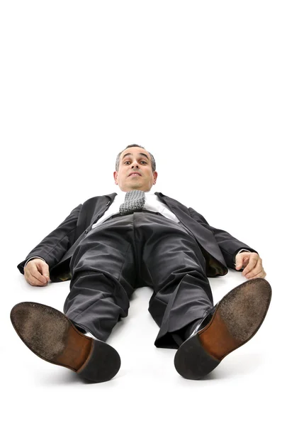 Бизнесмен лежит на белом фоне — стоковое фото