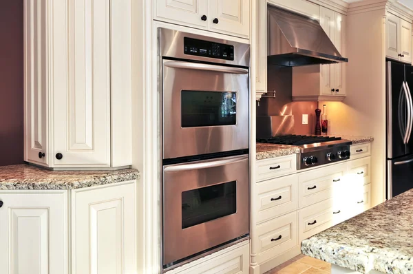 Interieur Van Moderne Luxe Keuken Met Roestvrijstalen Apparaten Stockfoto