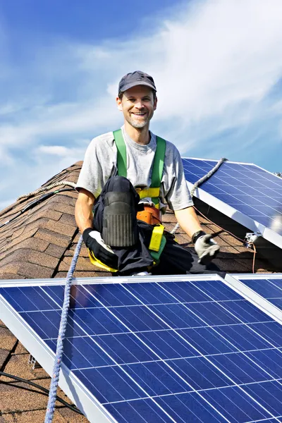 Man Alternatieve Energie Fotovoltaïsche Zonnepanelen Installeren Dak Stockfoto
