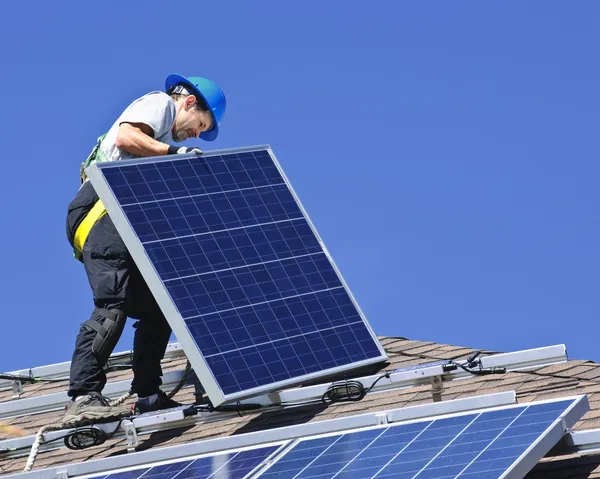Man Alternatieve Energie Fotovoltaïsche Zonnepanelen Installeren Dak Stockfoto