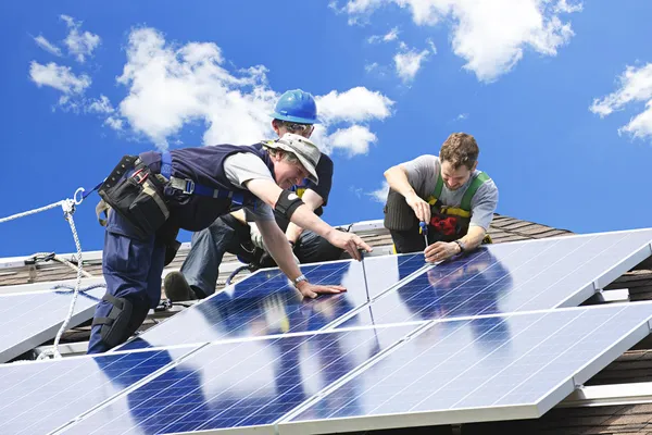 Installation de panneaux solaires Images De Stock Libres De Droits