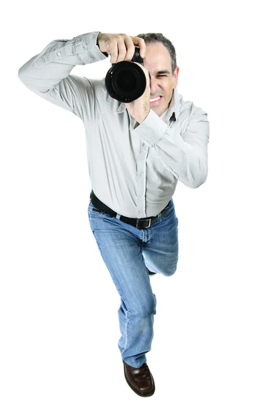 白い背景にカメラを設置した男性写真家の肖像画です ロイヤリティフリーのストック画像
