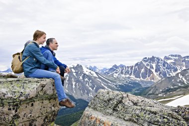 Baba ve kızı jasper national park manzaralı Kanada rocky Dağları görünümünde tadını çıkarıyor